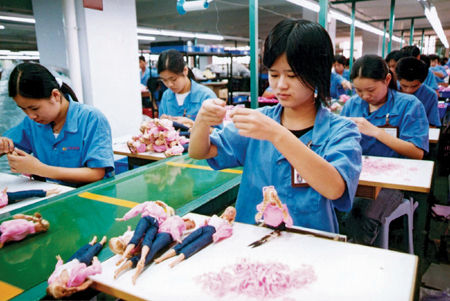 Công nhân một nhà máy sản xuất đồ chơi tại Quảng Đông, Trung Quốc.