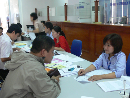 Người LĐ đến làm thủ tục BHTN tại TTGTVL Hà Nội. 	Ảnh: L.T.H
