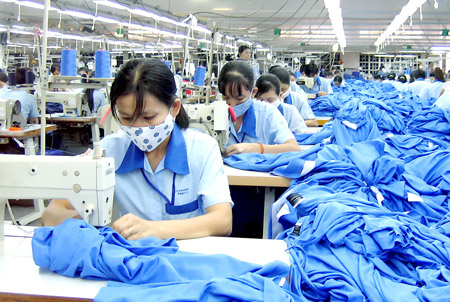 Đóng nhiều loại phí doanh nghiệp tính giảm lao động