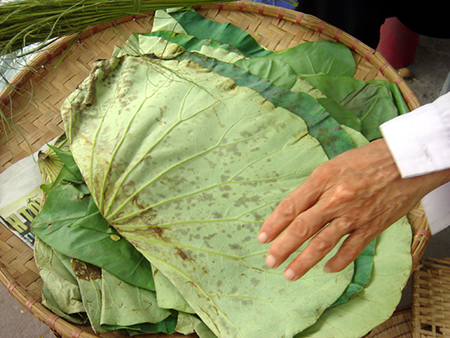 Bàn tay cũng thể hiện nét ưu tư