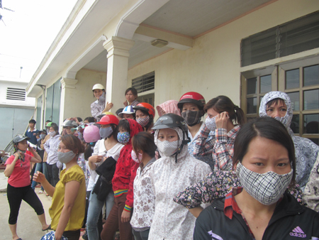 Nữ công nhân ngất xỉu trong cuộc đình công căng thẳng