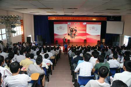 Vì sao sinh viên náo nức với ngày hội việc làm?