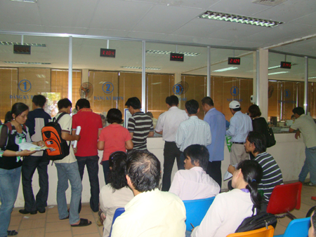 NLĐ đăng ký hưởng trợ cấp thất nghiệp tại TPHCM.