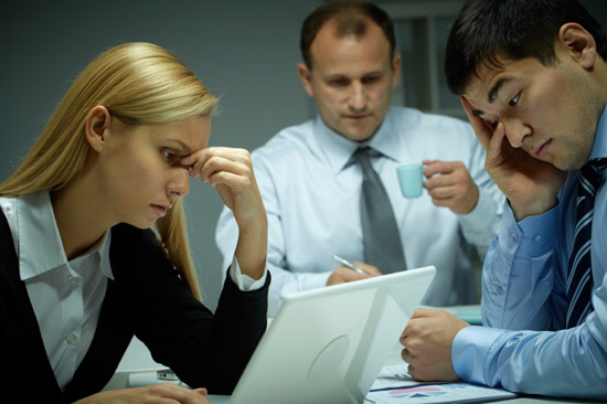 Dưới đây là một số bí quyết giúp bạn sống sót khi làm việc với sếp nghiện việc: