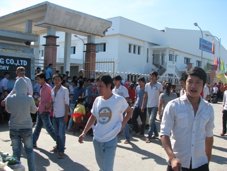 Hơn 1000 công nhân đình công yêu cầu giải quyết các chế độ hợp lý.