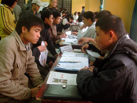 Người lao động đến đăng ký thất nghiệp.